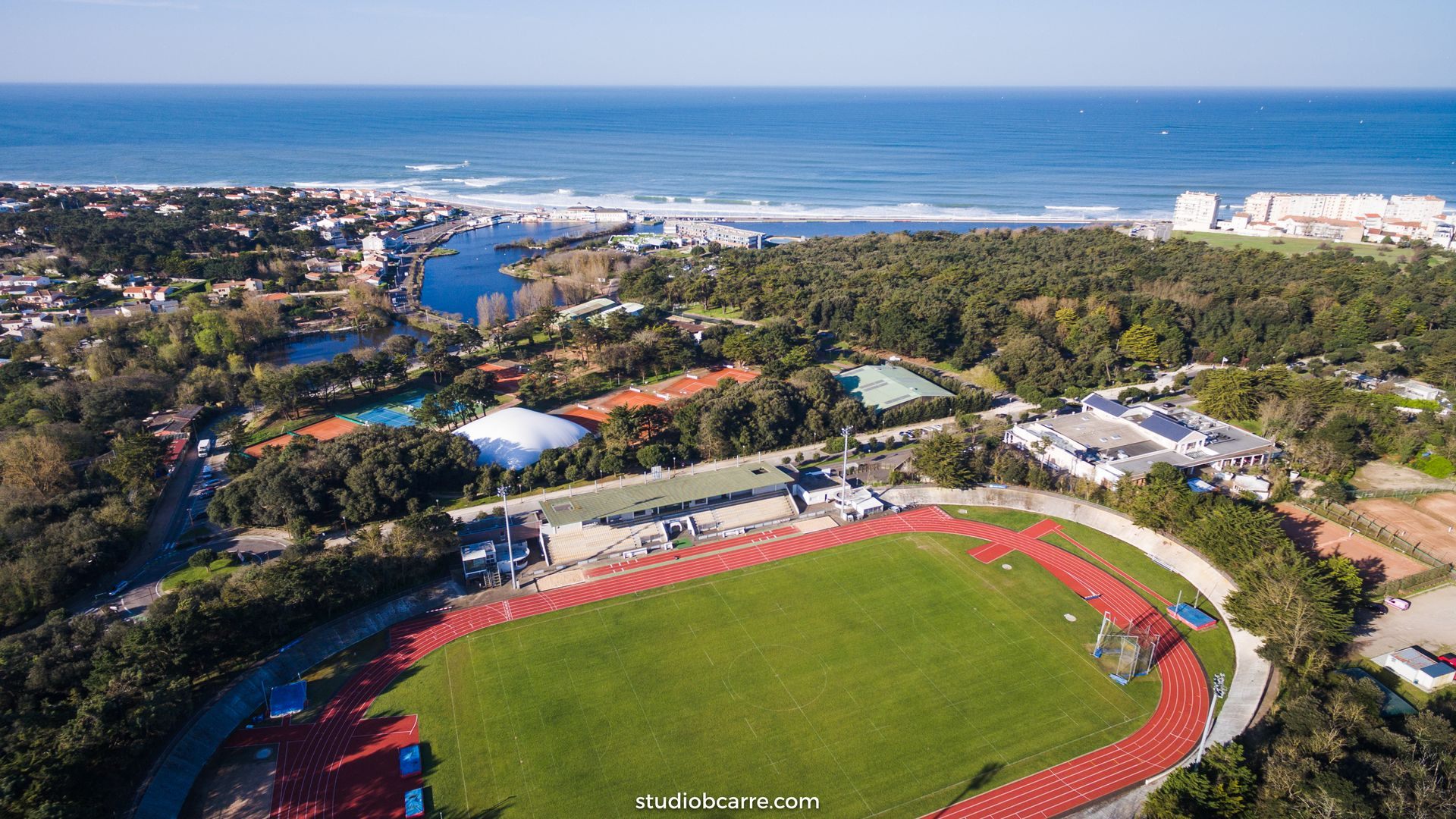 STAGE D'ATHLETISME AUX  SABLES D'OLONNES EN CENTRE SPORTIF