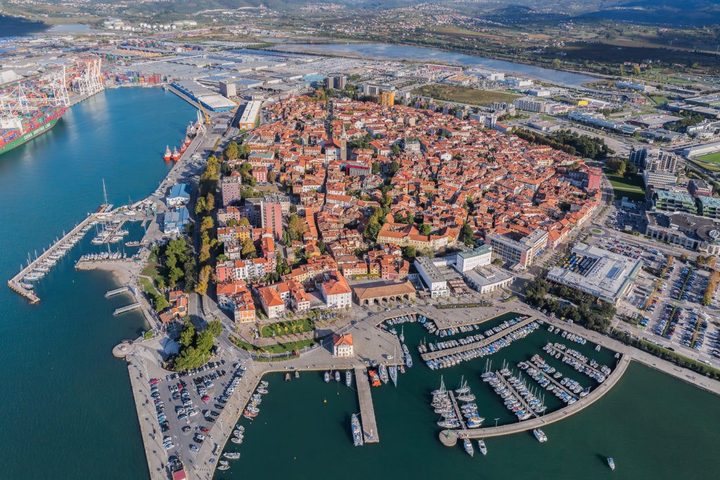 Stage de natation à Koper en Slovénie ville vue aérienne
