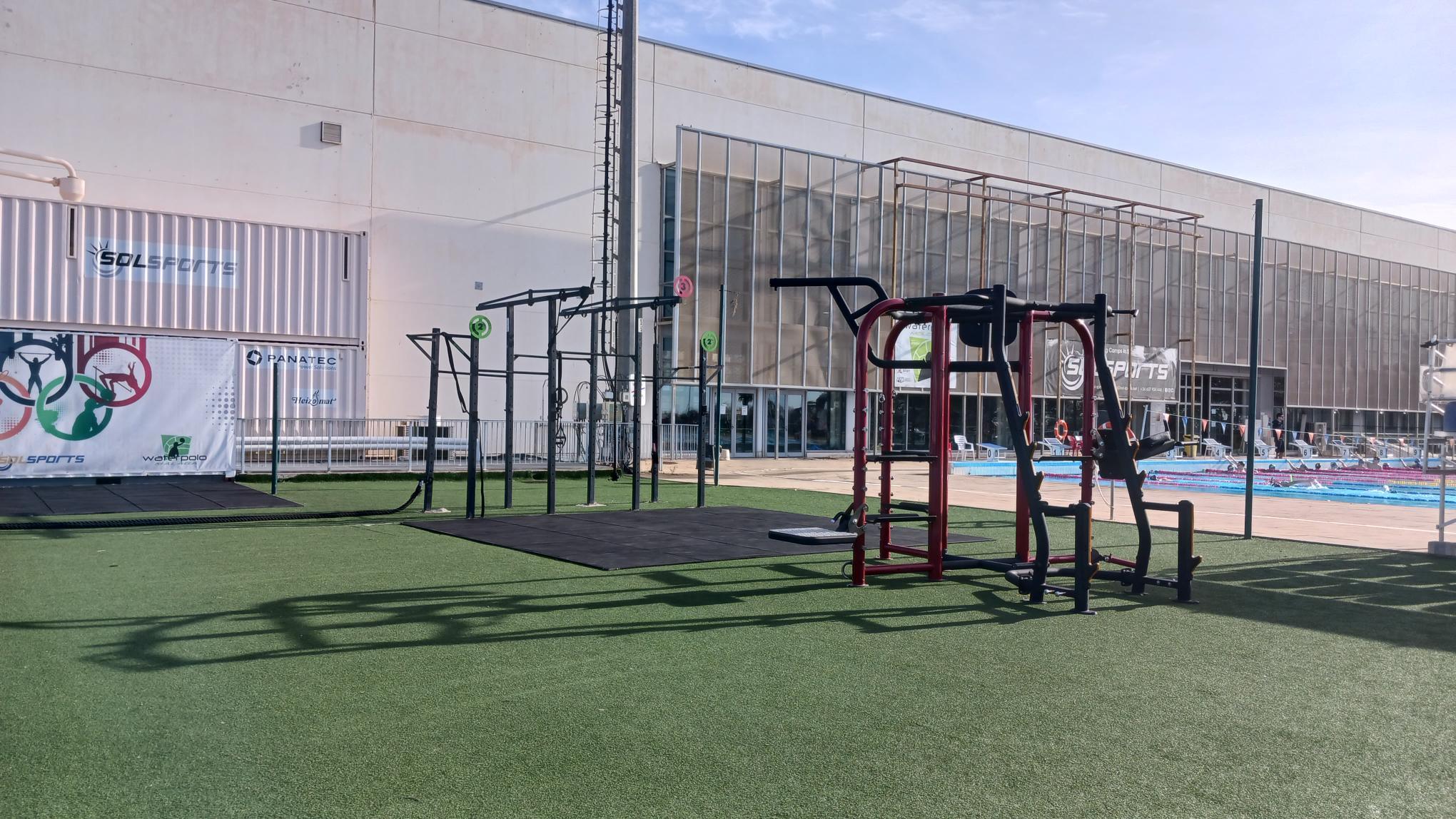 Stage de natation à Malaga - Bord de piscine extérieure