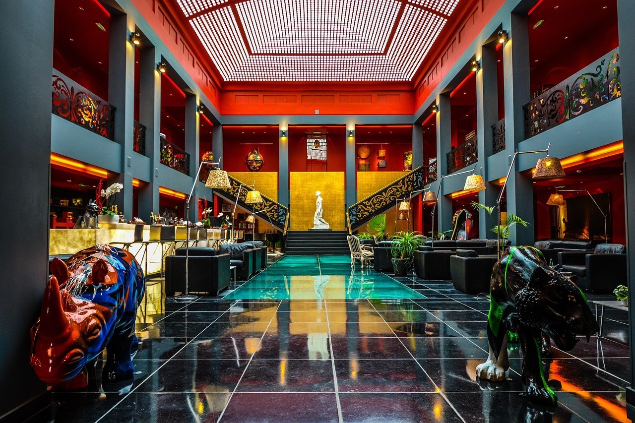 Boutique & Art Walk (Free browsing, optional shopping)